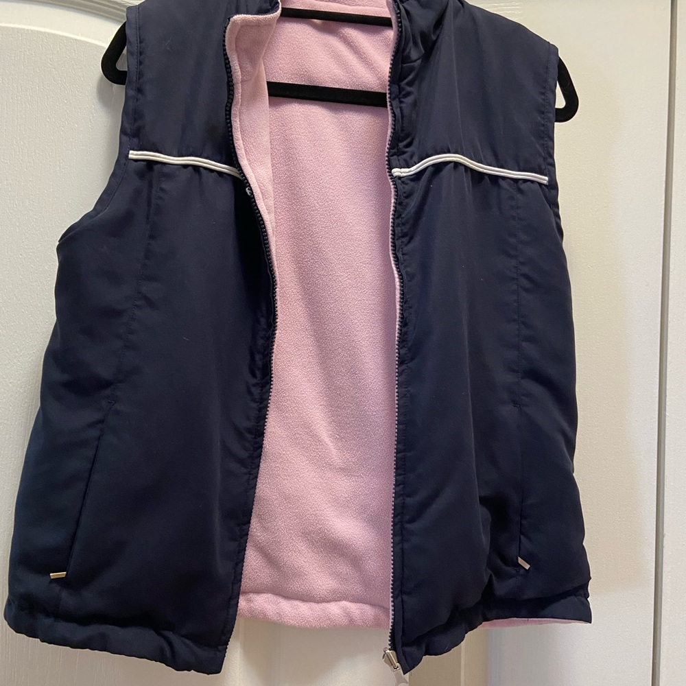 Reversible vest with pockets